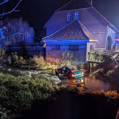 FW-ROW: Nächtlicher Unfall in Rotenburg: PKW landet in der Wiedau