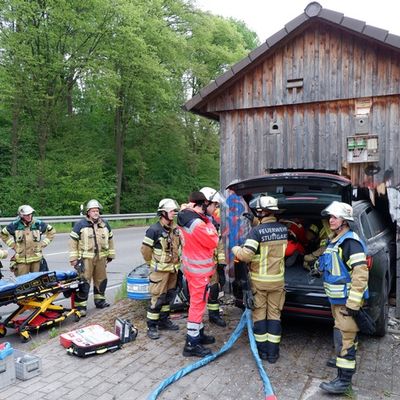 FW Stuttgart: Verkehrsunfall Mittlere Filderlinie: PKW fährt in Technikstation
