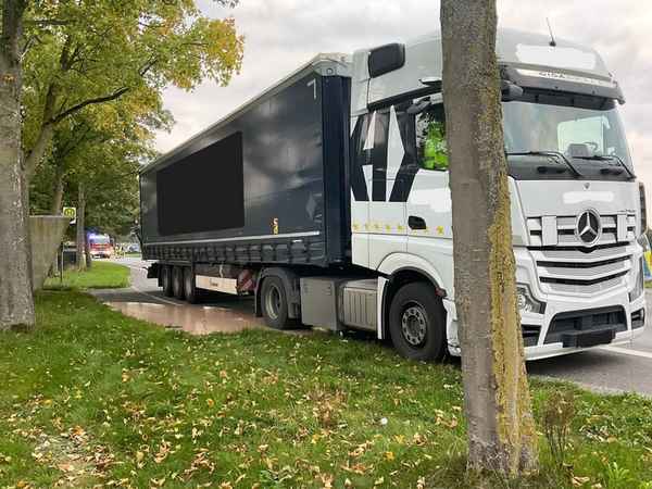 FW Alpen: Meldung über Gefahrgutaustritt an der B57