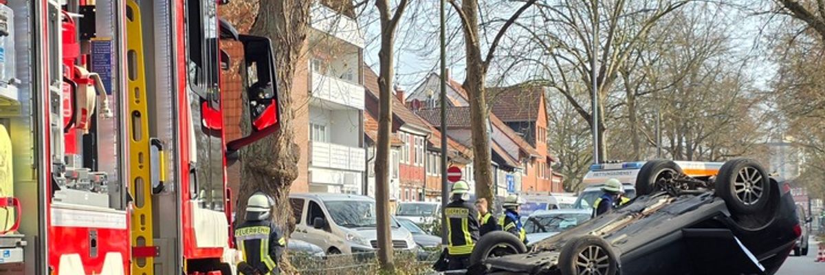 FW Celle: Verkehrsunfall - Pkw auf Dach