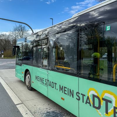 FW-DT: Unfall zweier Linienbusse - Feuerwehr sichert zerstörte Seitenscheiben
