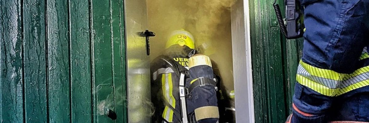 FW-NE: Brand in Hütte eines Modellbauvereins | Keine Verletzten