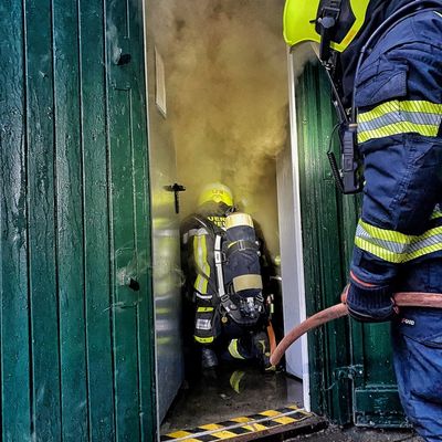FW-NE: Brand in Hütte eines Modellbauvereins | Keine Verletzten