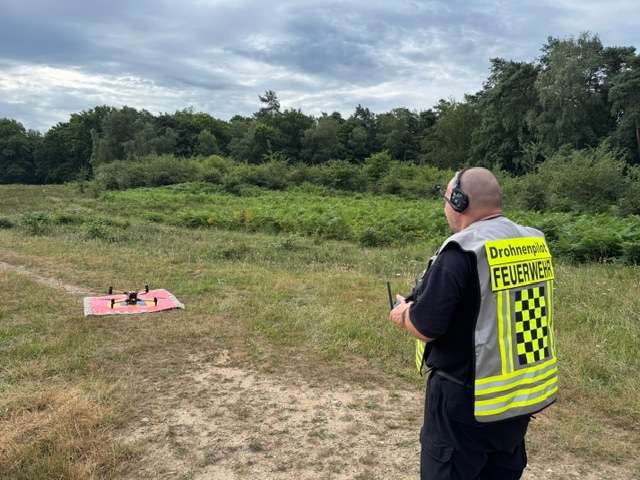FW Rösrath: 2. Folgemeldung zum Waldbrand in der Wahner Heide - Löscharbeiten wieder aufgenommen