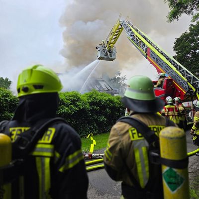 FW-ROW: Gebäudebrand in Söhlingen fordert zahlreiche Einsatzkräfte - Wohnhaus vollständig zerstört