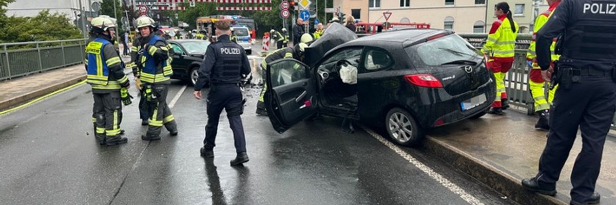 FW-EN: Wetter (Ruhr) - Ölspur, unbekannte Rauchentwicklung aus Gebäude und Verkehrsunfall am Mittwochnachmittag.