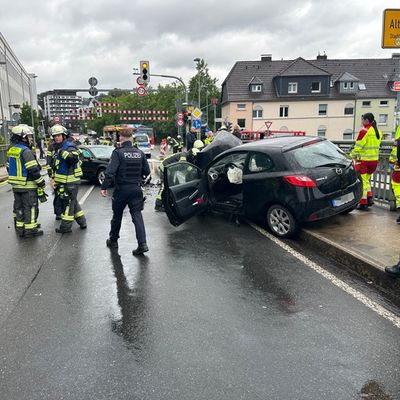 FW-EN: Wetter (Ruhr) - Ölspur, unbekannte Rauchentwicklung aus Gebäude und Verkehrsunfall am Mittwochnachmittag.
