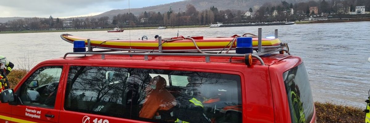 FW-BN: Havariertes Ruderboot auf dem Rhein