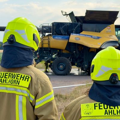 FW-OLL: Mähdrescherbrand bei Erntearbeiten - Umsichtiges Handeln verhindert Flächenbrand