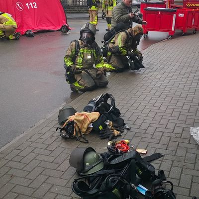 FW Grevenbroich: Feuer in Grevenbroich / Tiefgarage stark beschädigt, zwei Autos zerstört, eine Person verletzt (Abschlussmeldung)