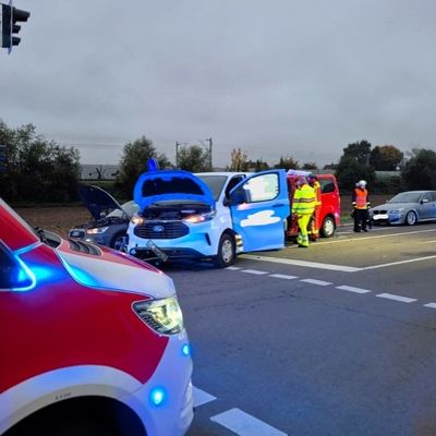 FW Düren: Verkehrsunfall auf der B264 bei Derichsweiler - eine Person eingeschlossen, drei Verletzte