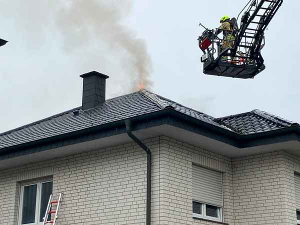 FW Gronau: Dachstuhlbrand in der Herzogstraße
