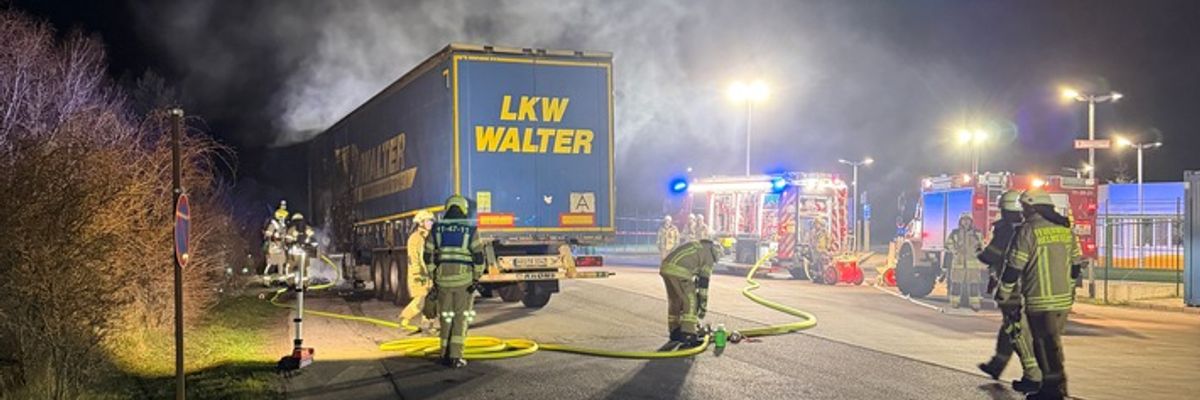 FW Helmstedt: Brand zweier Sattelauflieger