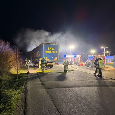 FW Helmstedt: Brand zweier Sattelauflieger