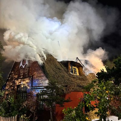 FW-PI: Abschlussmeldung: Schenefeld: Historisches Reetdachhaus brennt nieder. 10 Personen leicht verletzt. Feuerwehr über 10 Stunden im Einsatz.