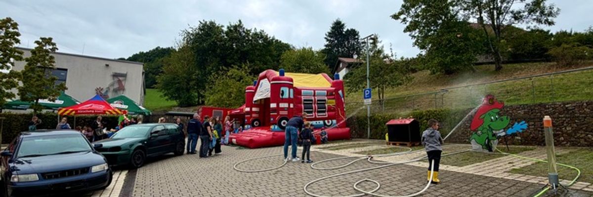 FW Weinheim: Am Grill genauso eingespielt wie im Einsatz. Die Abteilung Oberflockenbach feiert mit ihren Gästen