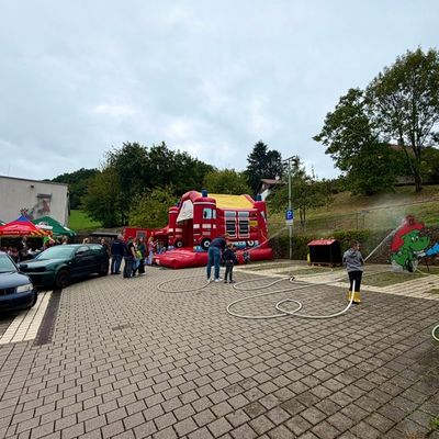 FW Weinheim: Am Grill genauso eingespielt wie im Einsatz. Die Abteilung Oberflockenbach feiert mit ihren Gästen
