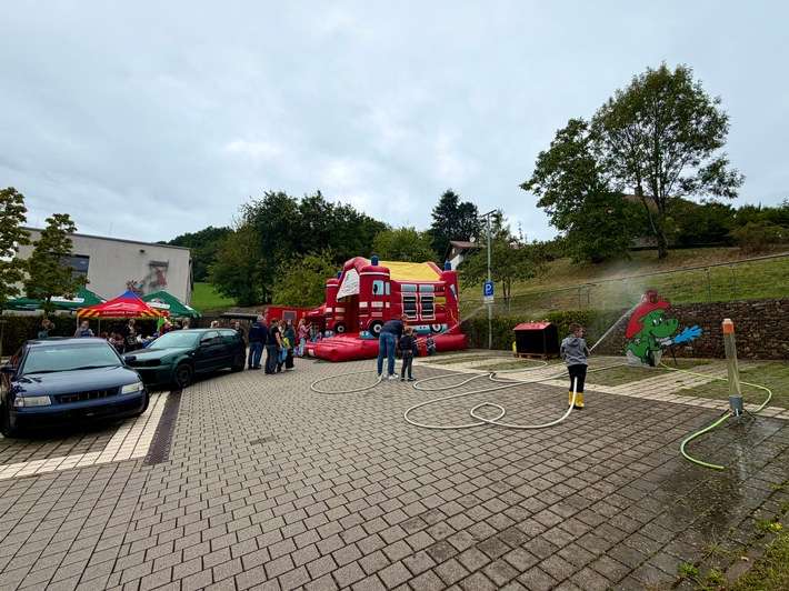 FW Weinheim: Am Grill genauso eingespielt wie im Einsatz. Die Abteilung Oberflockenbach feiert mit ihren Gästen