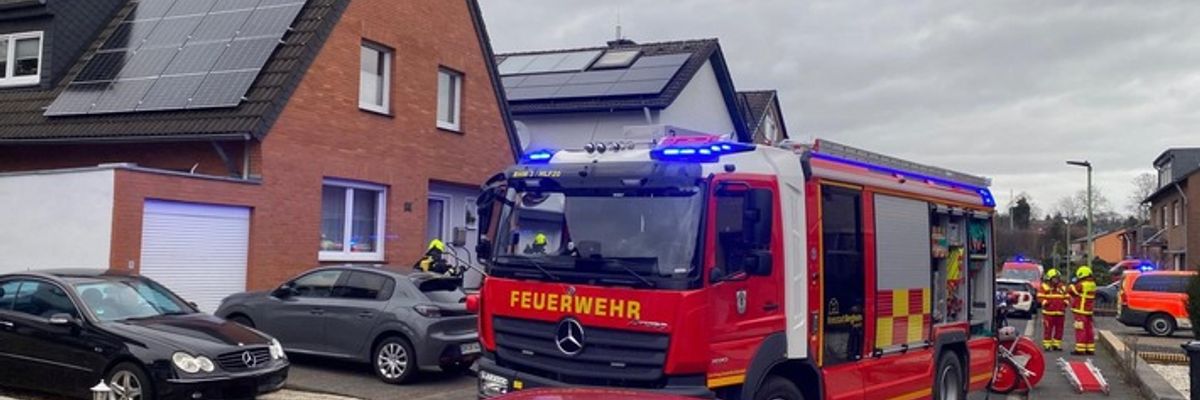 FW Bergheim: Feuerwehr rettet Mann bei Küchenbrand Über Leiter aus erstem Obergeschoss gerettet - Brand schnell gelöscht.