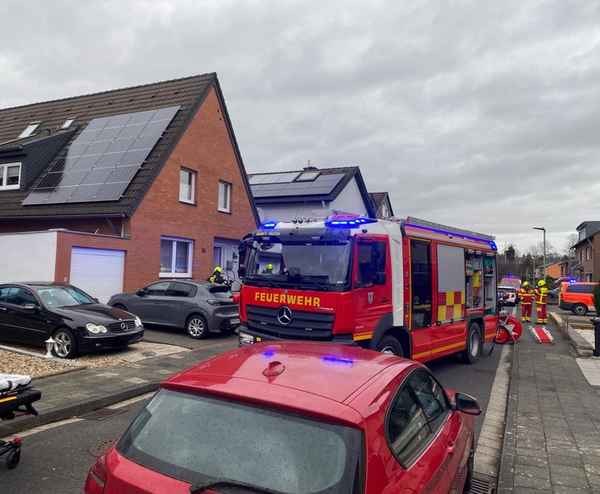 FW Bergheim: Feuerwehr rettet Mann bei Küchenbrand Über Leiter aus erstem Obergeschoss gerettet - Brand schnell gelöscht.