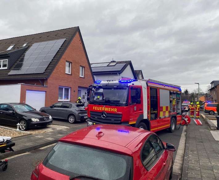 FW Bergheim: Feuerwehr rettet Mann bei Küchenbrand Über Leiter aus erstem Obergeschoss gerettet - Brand schnell gelöscht.