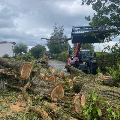 FW Überlingen: Heftiges Unwetter fordert Feuerwehr und führt zu 72 Einsätzen innerhalb kurzer Zeit / umgestürzte Bäume / vollgelaufene Keller / blockierte Fahrbahnen / abgedeckte Häuser