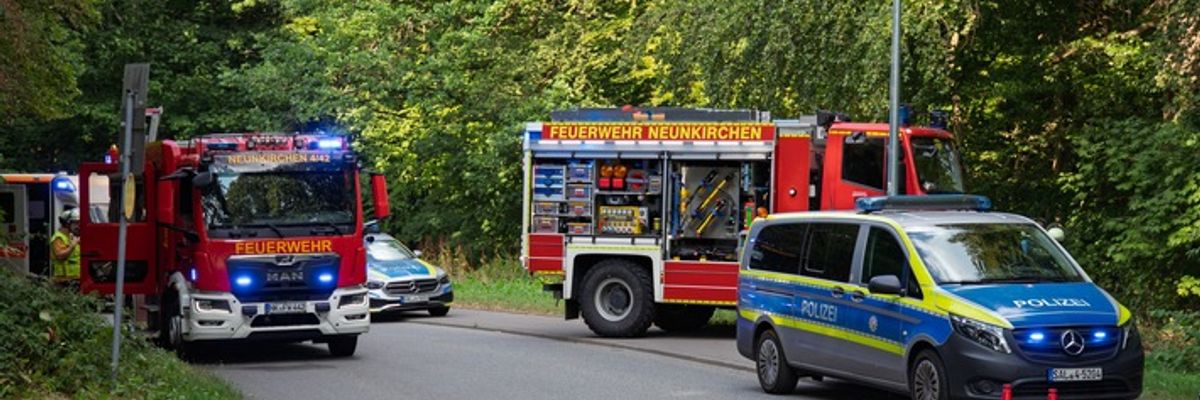 FW LK Neunkirchen: Unfall in Neunkircher Zoostraße - Auto stürzt Böschung hinab