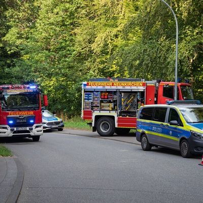 FW LK Neunkirchen: Unfall in Neunkircher Zoostraße - Auto stürzt Böschung hinab