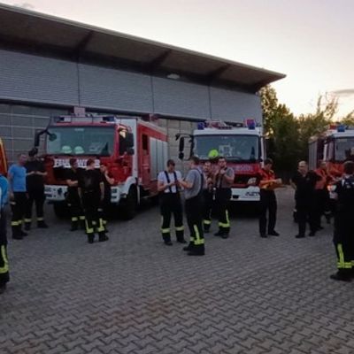 Feuerwehr MTK: Waldbrandlöschzug des Main-Taunus-Kreises unterstützt bei Waldbrand im Rheingau-Taunus-Kreis - Rund 45 Einsatzkräfte sicherten in schwierigem Gelände die Flanken des Brandgebietes