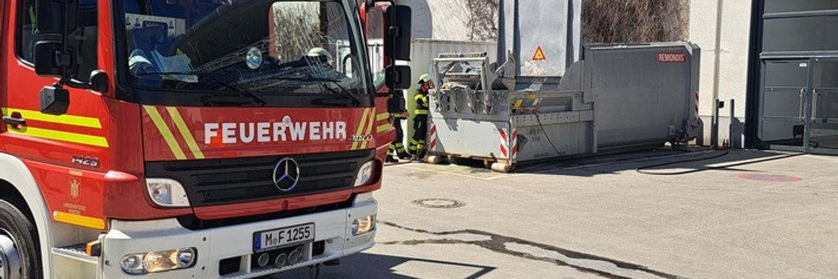 FW-M: BAUMA: Müllpresse in Brand (Messestadt Riem)