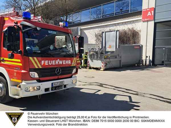 FW-M: BAUMA: Müllpresse in Brand (Messestadt Riem)