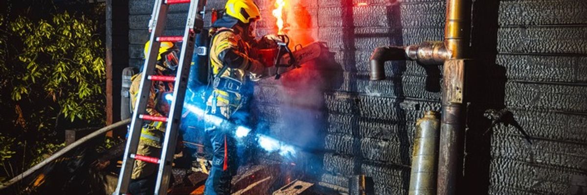 FW Gronau: Brand einer Saunahütte im Saunapark Epe - Aufwendiger Nachteinsatz für die Feuerwehr