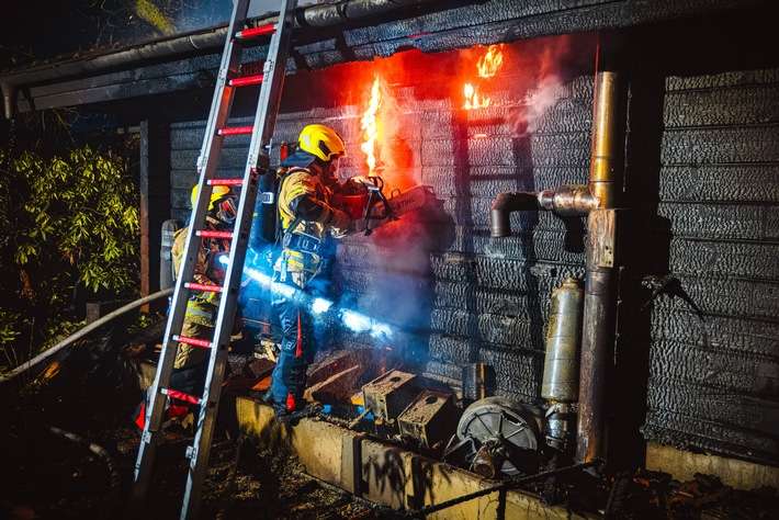 FW Gronau: Brand einer Saunahütte im Saunapark Epe - Aufwendiger Nachteinsatz für die Feuerwehr