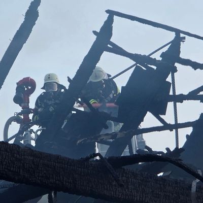 FW Celle: Gebäudebrand in Bostel - 2. Lagemeldung