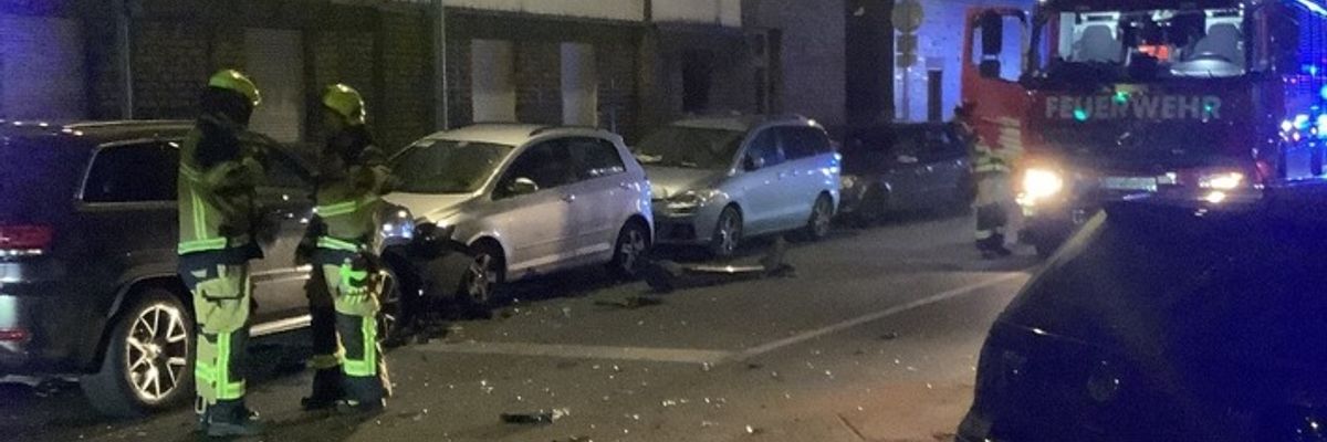 FW-OB: Verkehrsunfall mit mehreren beteiligten Fahrzeugen am frühen Morgen
