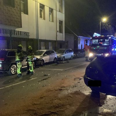 FW-OB: Verkehrsunfall mit mehreren beteiligten Fahrzeugen am frühen Morgen