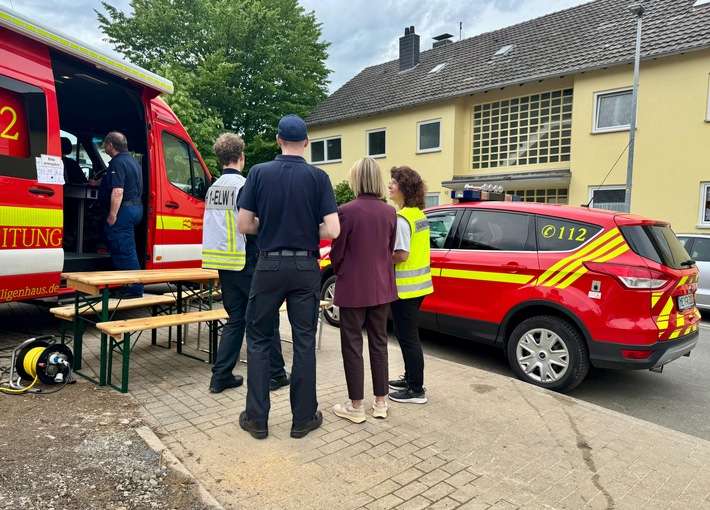 FW-Heiligenhaus: Einsturzgefahr nicht auszuschließen - mehrere Wohnhäuser vorsorglich geräumt