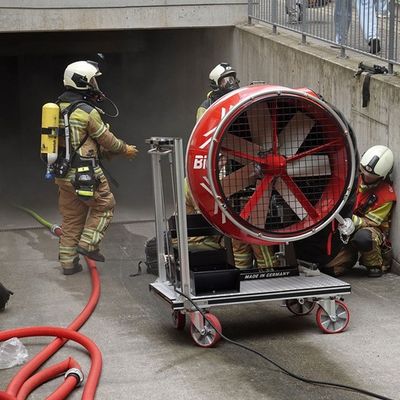 FW Dresden: PKW brennt in Tiefgarage & Wohnungsbrand in einem Wohnhochhaus