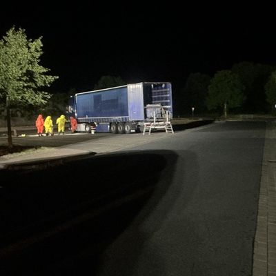 FW Lehrte: Auslaufende Flüssigkeit sorgt für Großeinsatz auf dem Rastplatz Röhrse an A2
