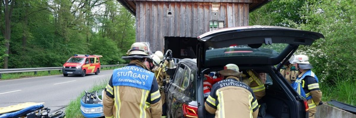 FW Stuttgart: Verkehrsunfall Mittlere Filderlinie: PKW fährt in Technikstation