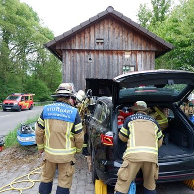 FW Stuttgart: Verkehrsunfall Mittlere Filderlinie: PKW fährt in Technikstation