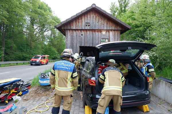 FW Stuttgart: Verkehrsunfall Mittlere Filderlinie: PKW fährt in Technikstation
