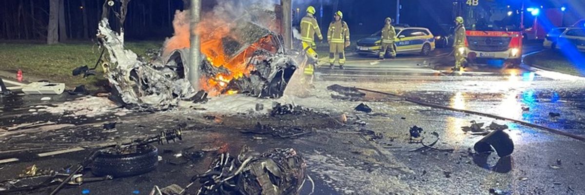 FW Hannover: Brennender PKW nach Verkehrsunfall