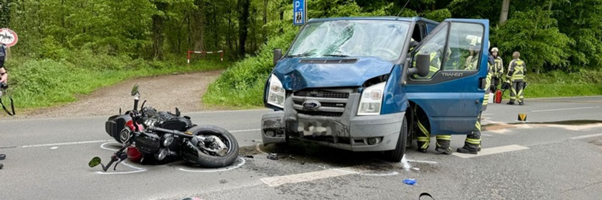 FW Hünxe: Motorradfahrer nach Frontalzusammenstoß schwer verletzt