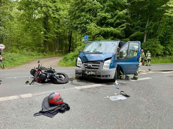 FW Hünxe: Motorradfahrer nach Frontalzusammenstoß schwer verletzt