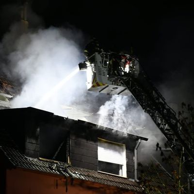 FW-DO: Wohnungsbrand in Huckarde - Flammen schlagen aus dem Fenster und greifen auf Fassade und Dach über