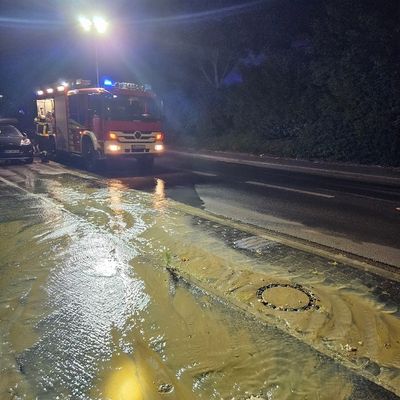 FW-WRN: Wasserrohrbruch sorgt für Schäden am Gehweg