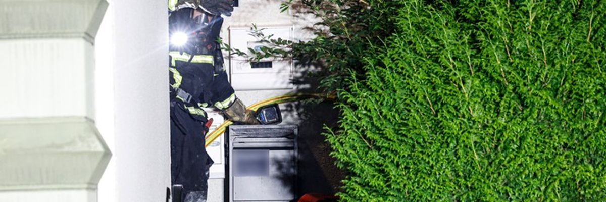 FW-MK: Arbeitsintensiver Tag für die Feuerwehr Iserlohn Feuer auf Balkon, Brandgeruch in Hennen, Kritischer Wohnungsbrand am Dördel