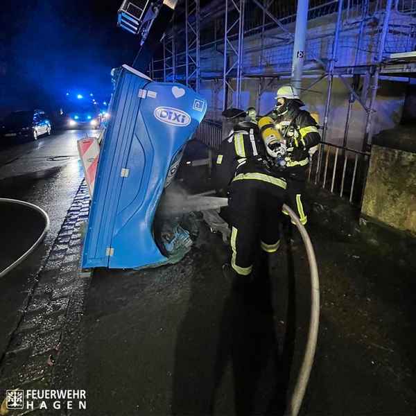 FW Hagen: Brand am Gebäude - brennt Baustellen WC