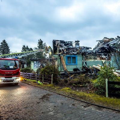 FW Lüchow-Dannenberg: +++ Einsatzreiche Silvesternacht für die Feuerwehren in Lüchow-Dannenberg +++ Wohnhäuser in Gefahr +++ Wohnhaus in Zernien unbewohnbar +++ Feuerwehr bis in die Mittagsstunden im Einsatz +++